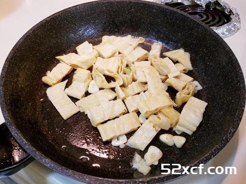 大白菜炒腐竹的做法