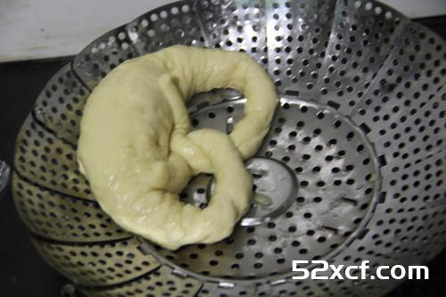 德国碱水面包的做法