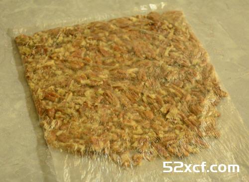 黑芝麻碧根果花生糖的做法