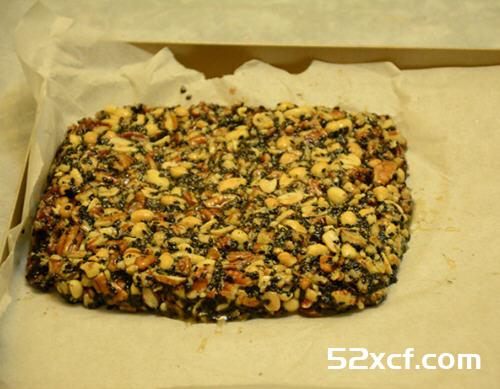 黑芝麻碧根果花生糖的做法