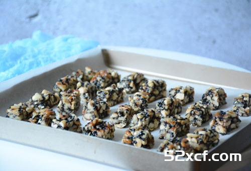 黑芝麻碧根果花生糖的做法