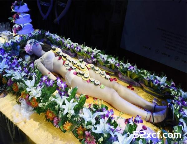 太原酒吧上演人体寿司宴,用女模特身体作餐盘让人试吃