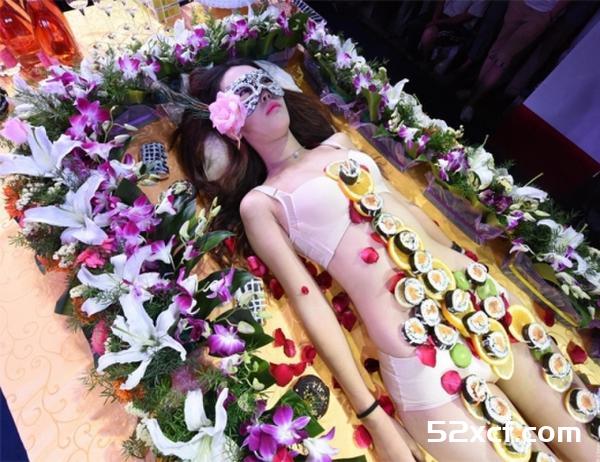 太原酒吧上演人体寿司宴,用女模特身体作餐盘让人试吃