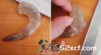 3秒去除虾子肠泥方法图解