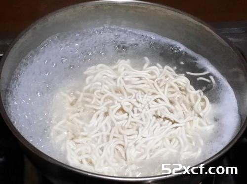 泡面炒面面包的做法