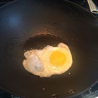 荷包蛋辣椒炒肉的做法