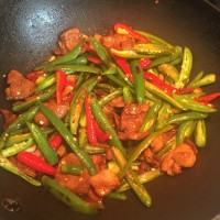 荷包蛋辣椒炒肉的做法