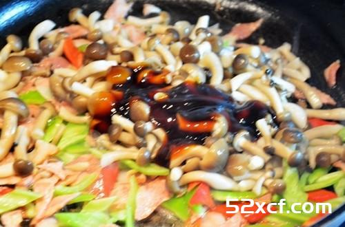 培根炒蟹味菇的做法