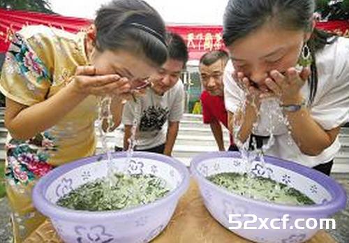 茶叶水洗脸有副作用吗？茶叶水洗脸会变黑吗