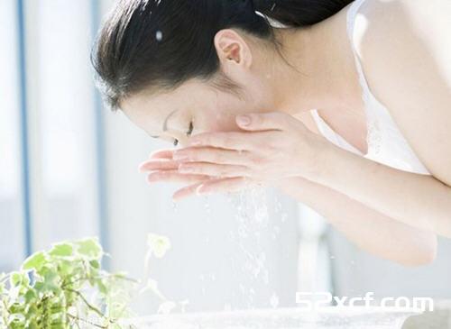 茶叶水洗脸有副作用吗？茶叶水洗脸会变黑吗