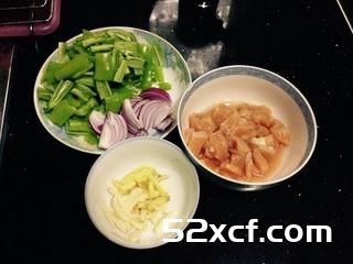 青椒洋葱炒鸡肉的做法