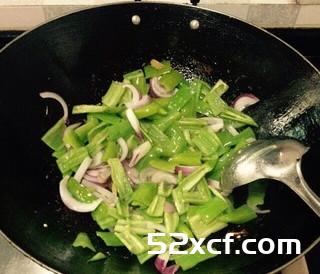 青椒洋葱炒鸡肉的做法