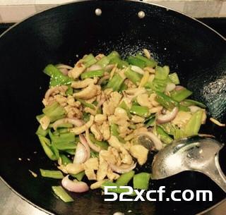 青椒洋葱炒鸡肉的做法