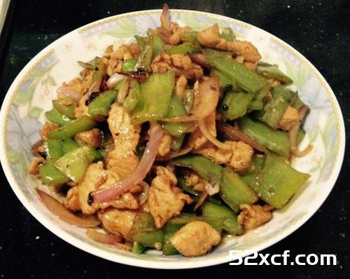 青椒洋葱炒鸡肉的做法