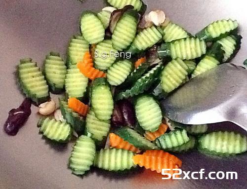 海鲜菇炒小黄瓜的做法