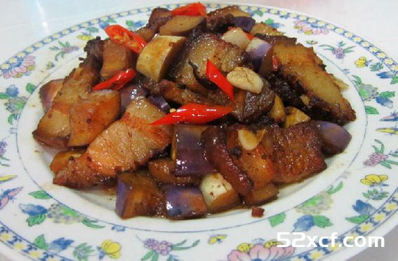 茄丁炒腊肉的做法