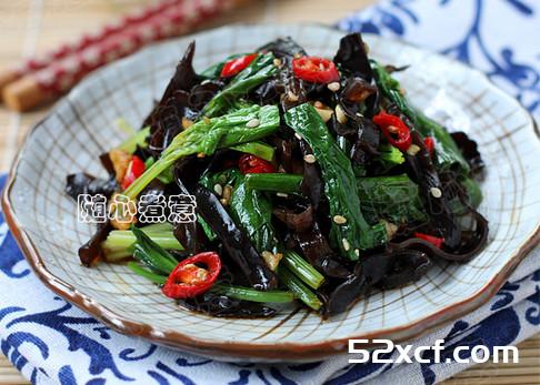 香芹叶拌木耳的做法