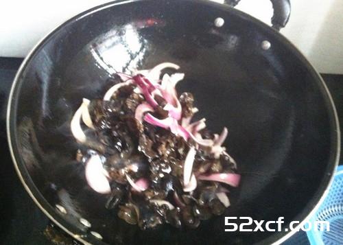 洋葱木耳炒鸡蛋的做法