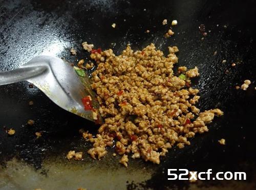 咖哩豆腐盖饭的做法