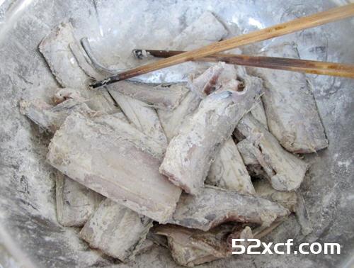 油炸刀鱼的做法
