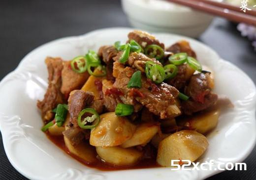 麻辣芋头烧排骨的做法