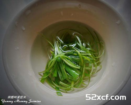 油淋清蒸鲈鱼的做法