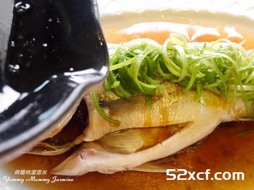 油淋清蒸鲈鱼的做法