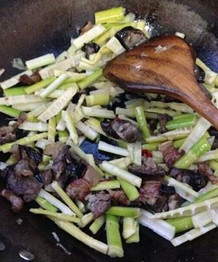 火麻油炒腊肠小竹笋的做法