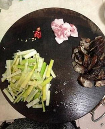 火麻油炒腊肠小竹笋的做法