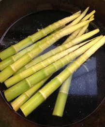 火麻油炒腊肠小竹笋的做法