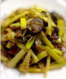 火麻油炒腊肠小竹笋的做法