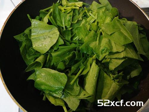 腊肠炒菠菜的做法
