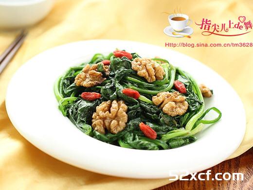 核桃仁炒菠菜的做法