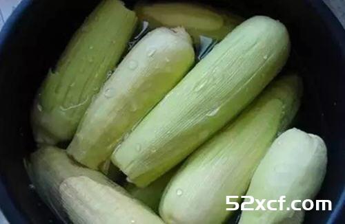 如何煮玉米营养丰富口感香甜？