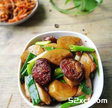 腊肠烧杏鲍菇的做法