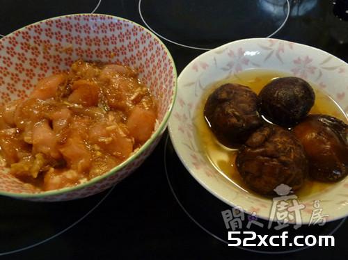 北菇滑鸡蒸饭的做法
