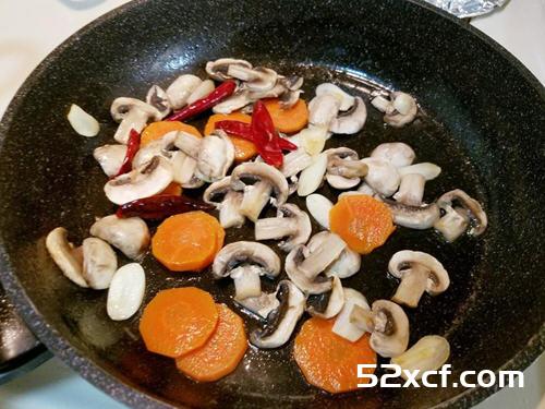 葱香蘑菇炒肉片的做法